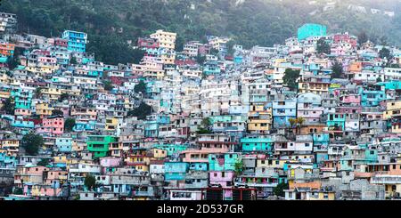 Bunte Häuser, Slum Jalousie, Petionville, Port-au-Prince, Ouest, Haiti Stockfoto