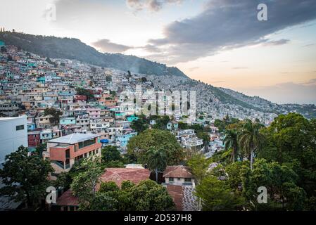 Bunte Häuser, Slum Jalousie, Petionville, Port-au-Prince, Ouest, Haiti Stockfoto