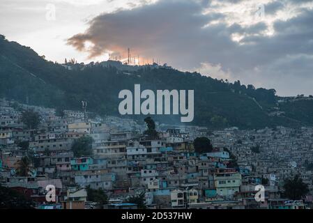 Bunte Häuser, Slum Jalousie, Petionville, Port-au-Prince, Ouest, Haiti Stockfoto