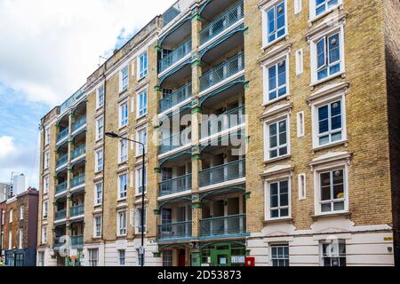 Derby Lodge, ein denkmalgeschütztes Herrenhaus, erbaut als philanthropische Wohnanlage C1865 von Sydney Waterlow, Britannia Street, Kings Cross, London, UK Stockfoto