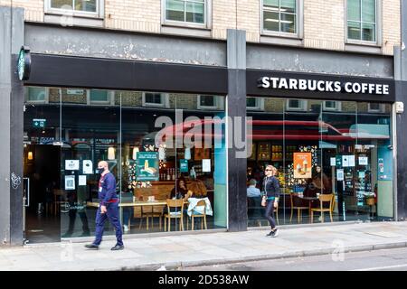 Starbucks Coffee Shop an der Pentonville Road, King's Cross, London, Großbritannien Stockfoto