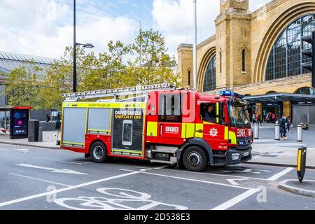 Ein Feuerwehrmotor der Londoner Feuerwehr vor der King's Cross Station, London, Großbritannien Stockfoto