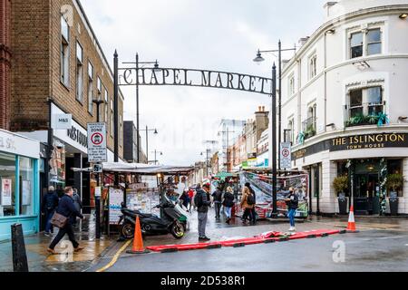 Chapel Market at the Angel, Islington, an einem regnerischen Wochentag im Oktober während der Coronavirus-Pandemie, London, Großbritannien Stockfoto