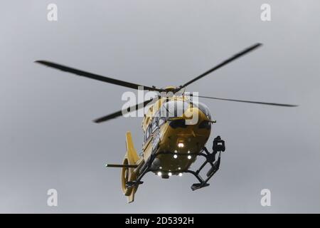 Clydebank, Schottland 23. September 2019 Airbus H145 Air Ambulance im Golden Jubliee Hospital, Clydebank. Die Air Ambulance-Flotte besteht aus zwei Hubschraubern und zwei festen Flügeln, die vollständig vom NHS finanziert werden. Auch die schottische Charity Air Ambulance (SCAA), die derzeit einen zusätzlichen Hubschrauber zur Verfügung stellt, hat eine Spendenaktion für ein zweites Flugzeug in Gang gesetzt. Im Durchschnitt reagiert SCAA jeden Tag auf einen zeitkritischen Notruf. Sie verlassen sich ausschließlich auf Spenden der Öffentlichkeit, da sie keine staatlichen Mittel erhalten. Stockfoto