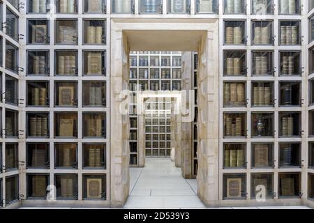 Nischen von Urnen in Columbarium in der Chimes-Kapelle Stockfoto