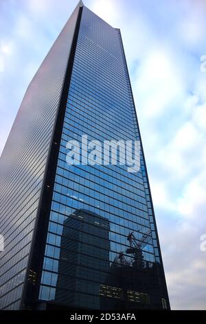 Osaka Crystal Tower reflektiert Wolken und andere Gebäude Stockfoto