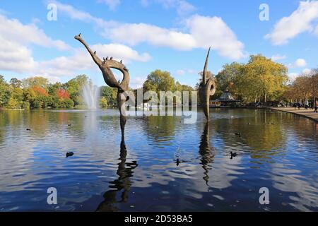 Herbstfarben rund um den West Boating Lake und Pavilion Cafe, in Hackney, East London, Großbritannien Stockfoto