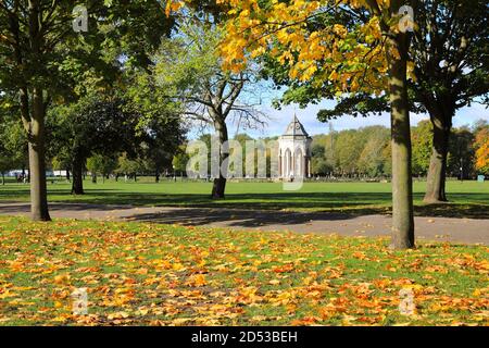 Der Burdett-Coutts Trinkbrunnen im Victoria Park in Hackney im Herbst, im Osten Londons, Großbritannien Stockfoto