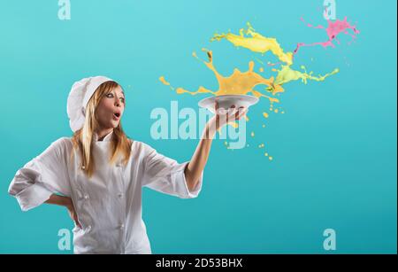 Happy Chef kocht ein neues süßes kreatives Rezept Stockfoto