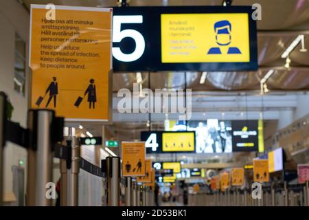 Konzentrieren Sie sich auf ein Schild mit der Empfehlung an die Passagiere, Abstand zu anderen Passagieren am Flughafen Arlanda zu halten, um die Ausbreitung des Coronavirus zu verhindern. Stockfoto