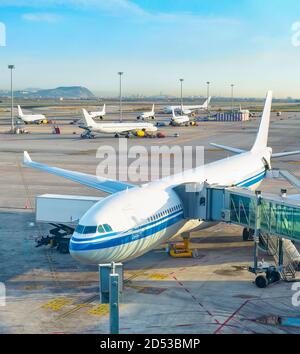 Glas-Teleskop-Gangway mit Flugzeug, Flugbahn, Flugzeuge im Hintergrund am Flugplatz. Barcelona, Spanien Stockfoto