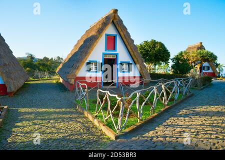 Traditionelles berühmtes Landhaus in Santana, Madeira, Portugal. Stockfoto