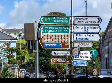 Ein Straßenschild in Bantry, County Cork, Irland mit Routenanweisungen zum Wild Atlantic Way, Ballydehob und Skibbereen und anderen Orten. Stockfoto