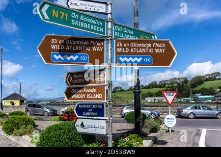 Ein Straßenschild in Bantry, County Cork, Irland mit Routenanweisungen zum Wild Atlantic Way, Skibbereen, Whiddy Island und anderen Orten. Stockfoto