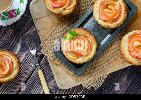 Mini Mandeltörtchen mit Apfelscheiben in einer Rose angeordnet Stockfoto