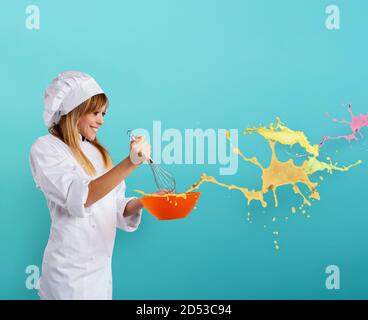 Happy Chef kocht ein neues süßes kreatives Rezept Stockfoto