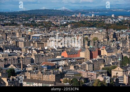 Blick von den Salisbury Crags über Edinburgh auf die Brücken und darüber hinaus. Stockfoto