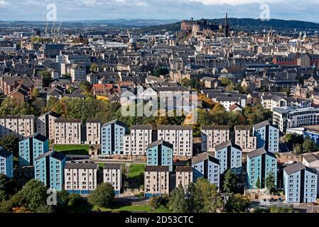 Blick von Salisbury Crags mit Dumbiedykes im Vordergrund, gefolgt von der Südseite von Edinburgh und weiter zum Schloss. Stockfoto