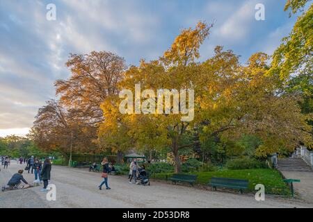 Paris, Frankreich - 10 11 2020: Goldene Stunde im Parc Monceau im Herbst Stockfoto