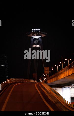 Brücke SNP in Bratislava während der Nacht, die wie ein aussieht UFO Stockfoto