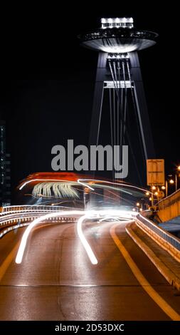 Öffentliche Verkehrsmittel Bus während der Nacht mit SNP Brücke in der Hintergrund Stockfoto