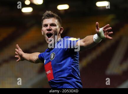 Lloyd Kerry von Harrogate Town feiert das erste Tor seines Spielers im zweiten Match der Sky Bet League im utilita Energy Stadium in Bradford. Stockfoto