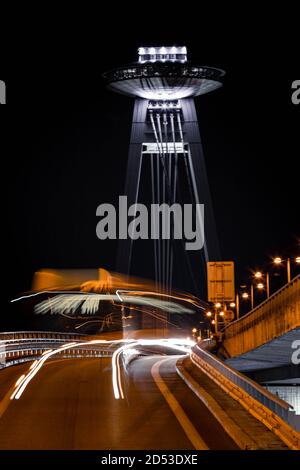 Öffentliche Verkehrsmittel Bus während der Nacht mit SNP Brücke in der Hintergrund Stockfoto