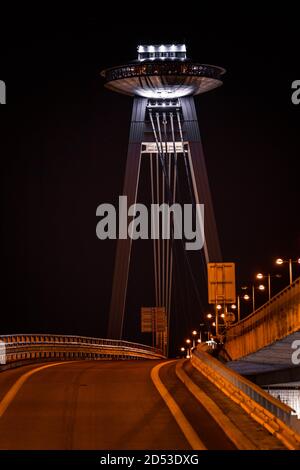 Brücke SNP in Bratislava während der Nacht, die wie ein aussieht UFO Stockfoto