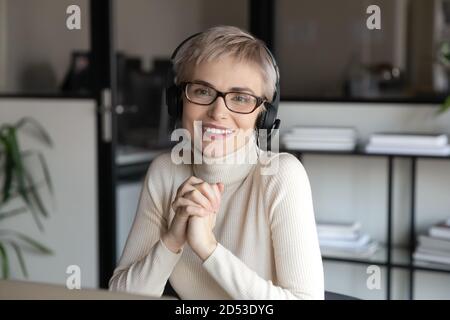 Porträt einer lächelnden jungen Frau in Kopfhörern Stockfoto
