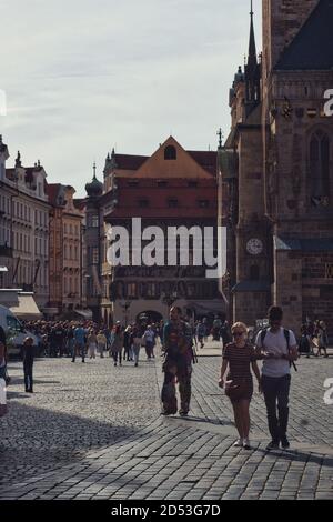 Prag, Tschechien 15. Oktober 2020 - Menschen, die auf dem Prager Altstadtplatz in Masken auf die kovidische Zeit herumlaufen Stockfoto