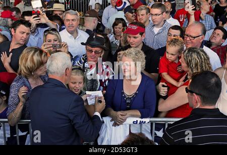 Zionsville, Indiana, USA, 16. Juli 2016 Indiana Gouverneur Mike Pence unterzeichnet ein Autogramm für einen seiner Anhänger auf seiner Rückkehr nach Indiana als der offizielle republikanische Vizepräsidentenkandidat Stockfoto