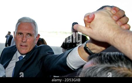 Zionsville, Indiana, USA, 16. Juli 2016 Indiana Gouverneur Mike Pence schüttelt die Hände mit der Menge von etwa 500 Anhängern auf seiner Rückkehr nach Indiana als der offizielle republikanische Vizepräsidentenkandidat Stockfoto