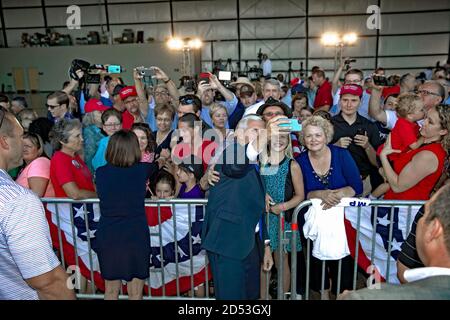 Zionsville, Indiana, USA, 16. Juli 2016 Indiana Gouverneur Mike Pence und seine Frau Karen nehmen Selfies mit der Menge von etwa 500 Anhängern auf seiner Rückkehr nach Indiana als der offizielle republikanische Vizepräsidentenkandidat Stockfoto