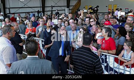 Zionsville, Indiana, USA, 16. Juli 2016 Indiana Gouverneur Mike Pence und seine Frau Karen nehmen Selfies mit der Menge von etwa 500 Anhängern auf seiner Rückkehr nach Indiana als der offizielle republikanische Vizepräsidentenkandidat Stockfoto