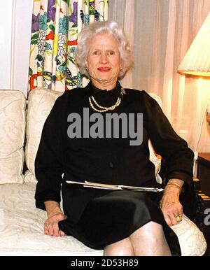 Mrs. John S. McCain, Jr. (Roberta), Ehefrau von United States Navy Admiral John S. McCain, Jr., Oberbefehlshaber, Pacific Command (CINCPAC), und Mutter von US Senator John S. McCain, III (Republikaner von Arizona) in ihrer Wohnung in Washington, DC am 18. Februar 2000.Credit: Ron Sachs/CNP /MediaPunch Stockfoto