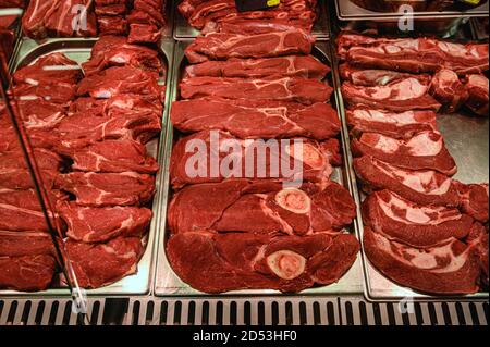 Nahaufnahme von rohem Rindfleisch in Würfeln in Vitrine der Metzgerei. Blutige Fleischstücke. Stockfoto