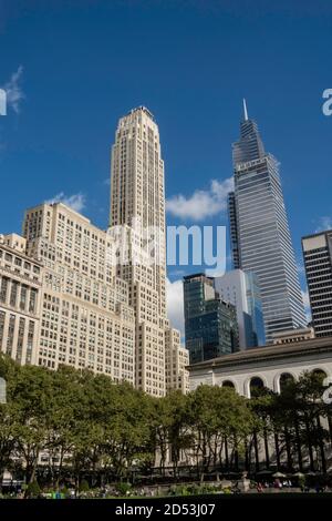 Bürogebäude in der 42nd Street, vom Bryant Park, 2021, NYC, USA aus gesehen Stockfoto