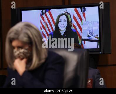 Washington, DC, USA. Oktober 2020. WASHINGTON, DC - 12. OKTOBER: Senator Kamala Harris (D-CA) spricht virtuell mit der Bestätigungsverhandlung des Justizausschusses des Senats für Richterin Amy Coney Barrett am 12. Oktober 2020 auf dem Capitol Hill in Washington, DC. Barrett wurde von Präsident Donald Trump zur Besetzung der im September verstorbenen Justizministerin Ruth Bader Ginsburg ernannt. (Foto von Win McNamee/Pool/Sipa USA) Quelle: SIPA USA/Alamy Live News Stockfoto