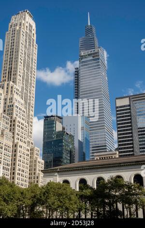 Bürogebäude in der 42nd Street, vom Bryant Park, 2021, NYC, USA aus gesehen Stockfoto