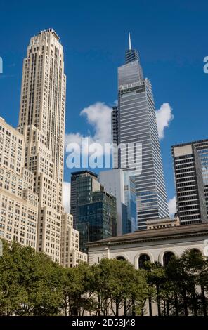 Bürogebäude in der 42nd Street, vom Bryant Park, 2021, NYC, USA aus gesehen Stockfoto