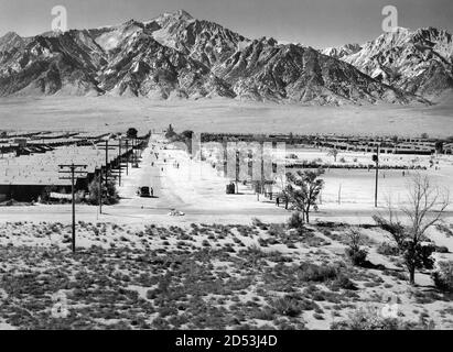 Manzanar Relocation Center from Tower, Sierra Nevada Mountains im Hintergrund, Manzanar, California, USA, Ansel Adams, Manzanar war Relocation Center Fotografien, 1943 Stockfoto