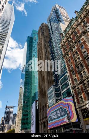 Wolkenkratzer an der West 42nd Street in der Nähe des Times Square, New York City, USA Stockfoto