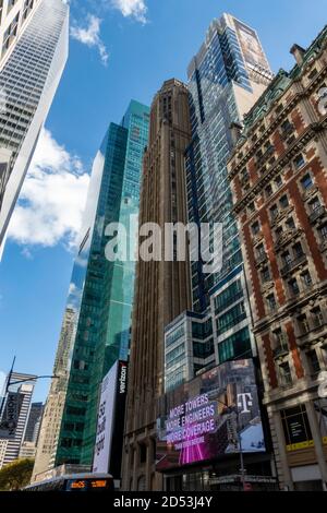 Wolkenkratzer an der West 42nd Street in der Nähe des Times Square, New York City, USA Stockfoto