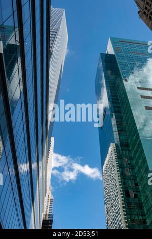 Wolkenkratzer an der West 42nd Street in der Nähe des Times Square, New York City, USA Stockfoto