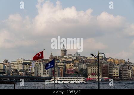 Istanbul, Türkei, das Goldene Horn mit Fährschiffen und Galata Tower, am 30 2019. Oktober in der Türkei Stockfoto