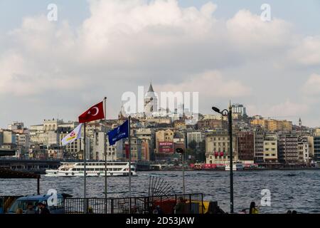 Istanbul, Türkei, das Goldene Horn mit Fährschiffen und Galata-Turm, Landschaft, am 30 2019. Oktober in der Türkei Stockfoto