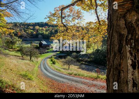 WOODSTOCK, VERMONT 9. OKTOBER 2020: Herbstfarben mit Sleepy Hollow Farm im Herbst in Woodstock, Vermont, New England, USA. Stockfoto