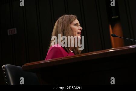 Washington, DC, USA. Juli 2020. Richterin Amy Coney Barrett, für den Obersten Gerichtshof der USA nominiert ist, gibt ihre Eröffnungserklärung ab, als sie bei ihrer Bestätigungsverhandlung des Justizausschusses des US-Senats auf dem Capitol Hill in Washington, USA, am 12. Oktober 2020, bezeugt. Foto von Leah Millis/Pool/Sipa USA Credit: SIPA USA/Alamy Live News Stockfoto