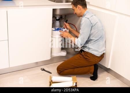 Klempner installiert einen Wasserfilter. Wasserfilter. Stockfoto