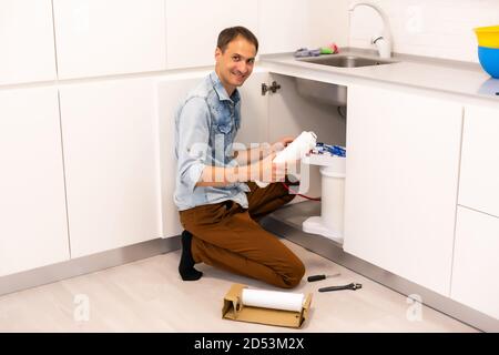Klempner installiert einen Wasserfilter. Wasserfilter. Stockfoto